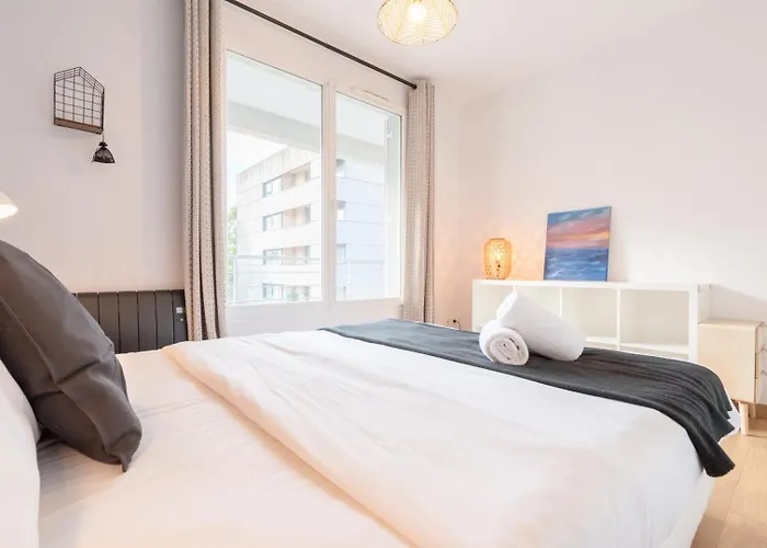 Beautiful Apartment Equipped Near Train Parking