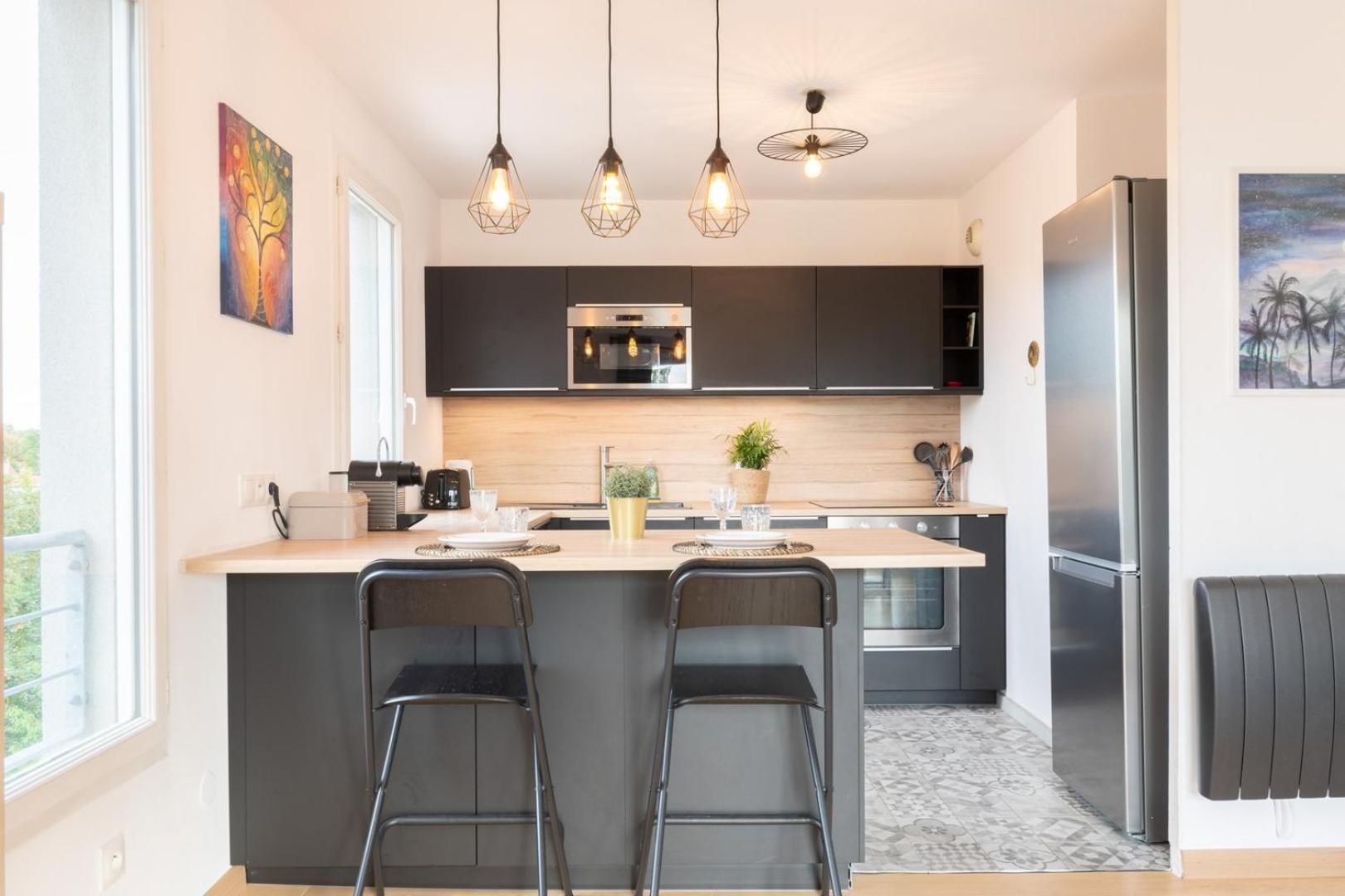 Beautiful Equipped Near Train Parking Apartment *